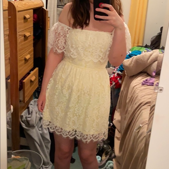 Adam Levine White Lace Dress with Yellow lining - Picture 5 of 5